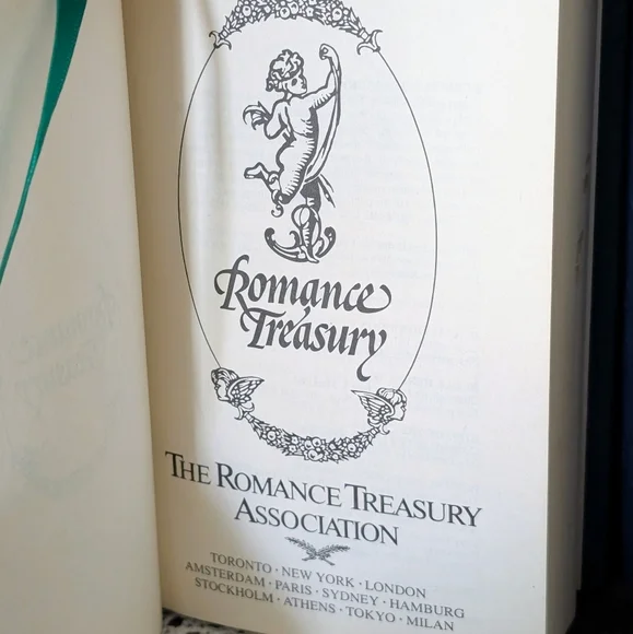 VINTAGE Hardcover Romance Treasury collection Green and Gold Book - Picture 2 of 4